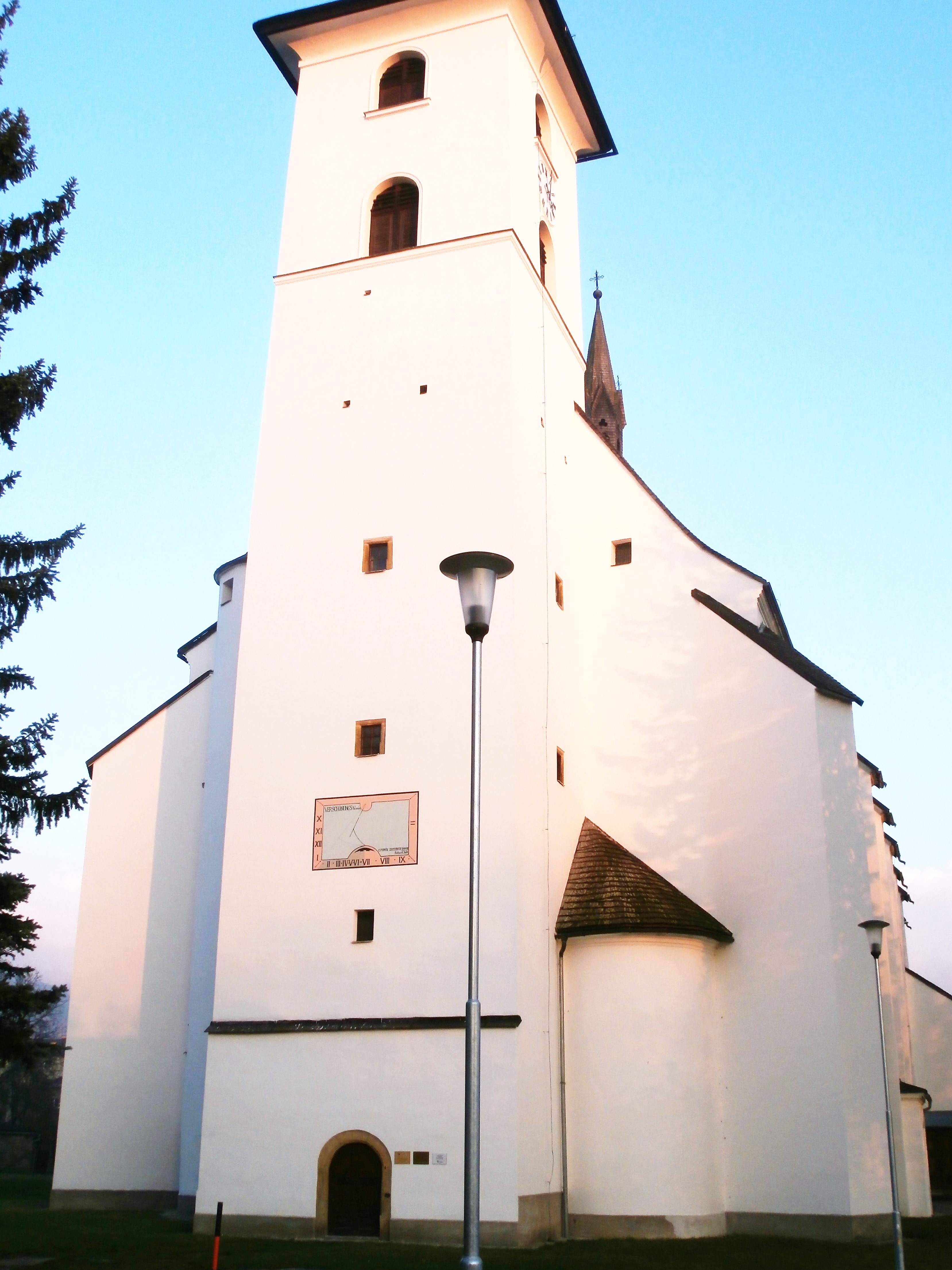 Západní strana kostela, věž