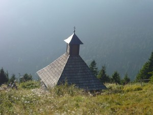 Kaplička s pramenem na Vřesové studánce